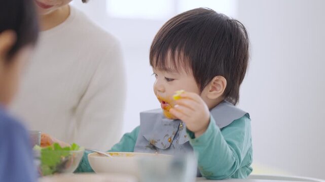 食事をする家族