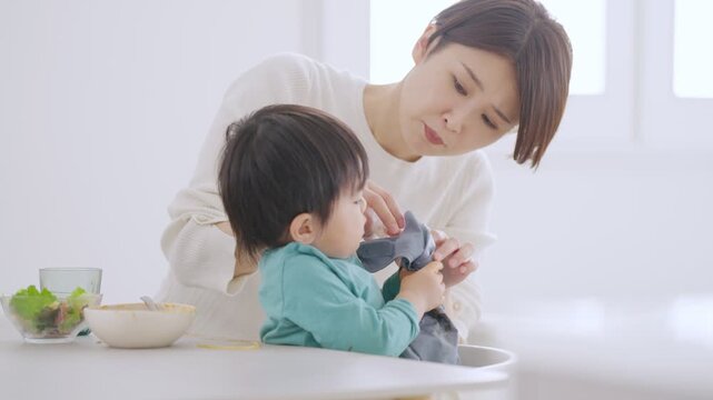 2歳児の子供との食事に疲れるママ