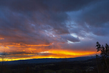 Obraz premium Sunset landscape with glowing horizon and clouds