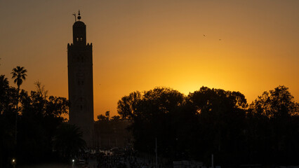 Obraz premium Koutoubia Moschee bei Sonnenuntergang, Minarett, Marrakesch, Marokko < english> Koutoubia Mosque at sunset, minaret, Marrakech, Morocco