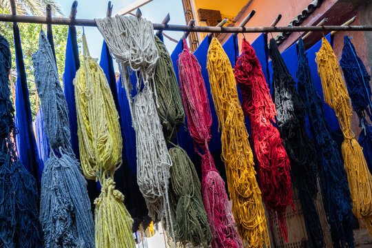 Bunte Wolle trocknet in F&auml;rber Souk, Medina, Altstadt, Marrakesch, Marokko < english> Colorful wool dries in the dyers' souk, Medina, old town, Marrakech, Morocco