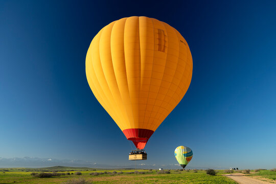 Hei&szlig;luftballon bei der Landung, bei Marrakesch, Marokko < english> Hot air balloon landing near Marrakech, Morocco