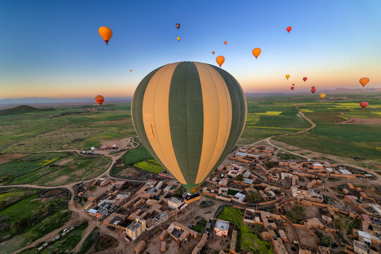Landschaft bei Marrakesch, Luftbild aus Hei&szlig;luftballon, Marrakesch, Marokko < english> Landscape near Marrakech, aerial view from a hot air balloon, Marrakech, Morocco