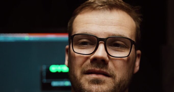 Close-up of a man with glasses pointing at his forehead, emphasizing thinking, memory, and mental focus in a thoughtful moment.