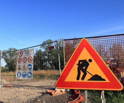 Lavori in corso, cartelli stradali che segnalano inizio di cantiere