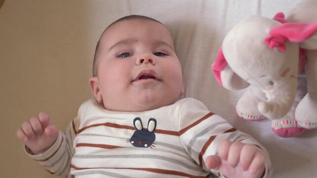 b&eacute;b&eacute; joufflu souriant et gazouillant