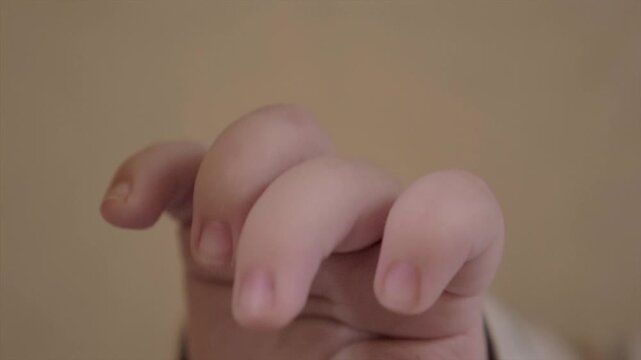 Gros plan sur main de b&eacute;b&eacute;