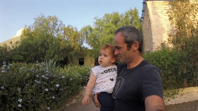 Petite b&eacute;b&eacute; fille dans les bras de son papa