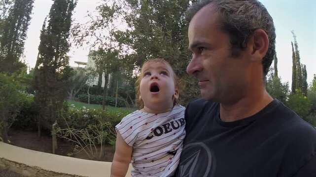 Petite b&eacute;b&eacute; fille dans les bras de son papa