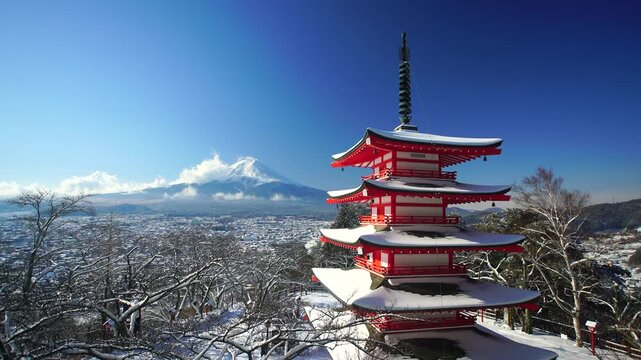 新雪の新倉山浅間神社の五重塔と富士山