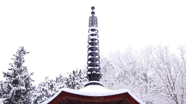 新雪の国宝八角三重塔