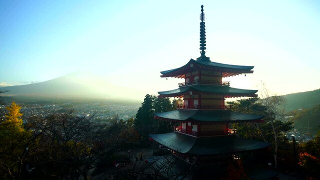 新倉山浅間神社の五重塔と輝く夕方の木もれ日と富士山