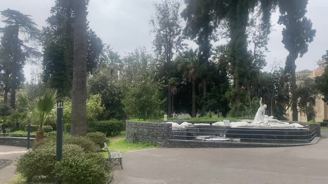 Statua di Aci e Galatea nel giardino della Villa Belvedere ad Acireale, Sicilia.Italia
