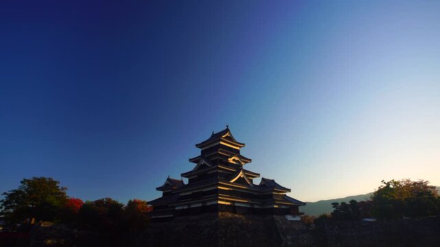 朝の水鏡の松本城