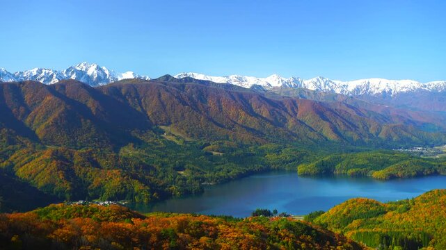 白馬連峰など北アルプスと青木湖と紅葉の樹林