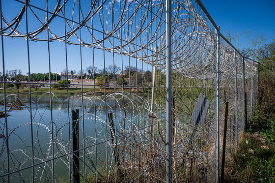 concertina wire next to the Rio Grande