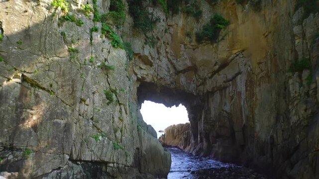 ハート型の白山洞門と船