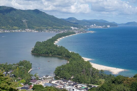 天橋立の砂州と松林が織りなす絶景のパノラマ風景
Panoramic view of Amanohashidate sandbar with lush pine forest
