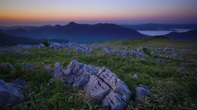 四国カルストの石灰岩群と不入山から天狗高原の山並みと朝日