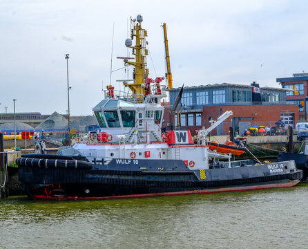 CUXHAVEN, DEUTSCHLAND &ndash; 11.04.2026: Der Schlepper WULF 10 im Hafen von Cuxhaven