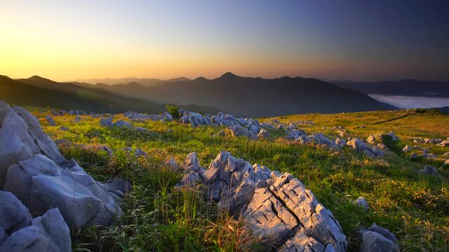 四国カルストの石灰岩群と不入山から天狗高原の山並みと朝日