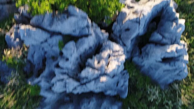 四国カルストの石灰岩群と天狗高原の山並みと朝日