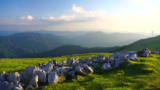 夕日に染まる五段高原の石灰岩群と高研山方向の山並み