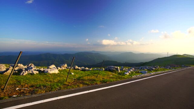 県道383号と石灰岩群と夕日