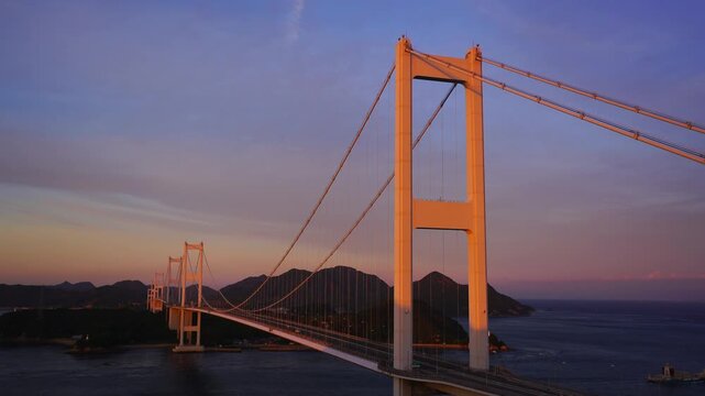 糸山公園展望台から望む来島海峡大橋の夕景と船と鳶
