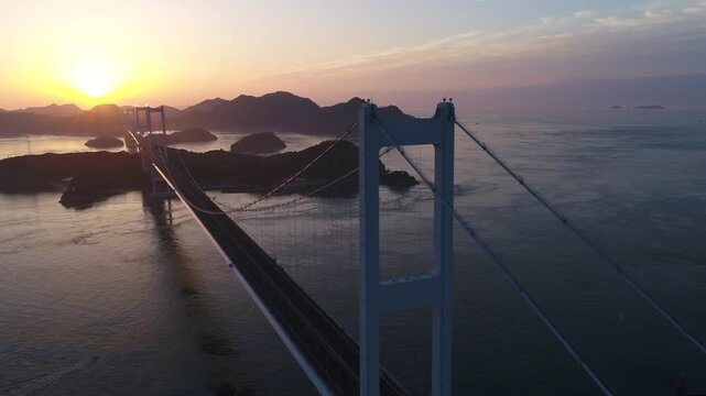 来島海峡大橋と朝日