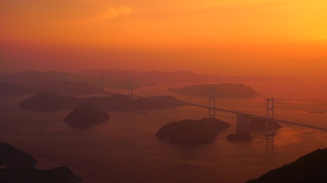 亀老山展望公園から望む来島海峡大橋と夕日