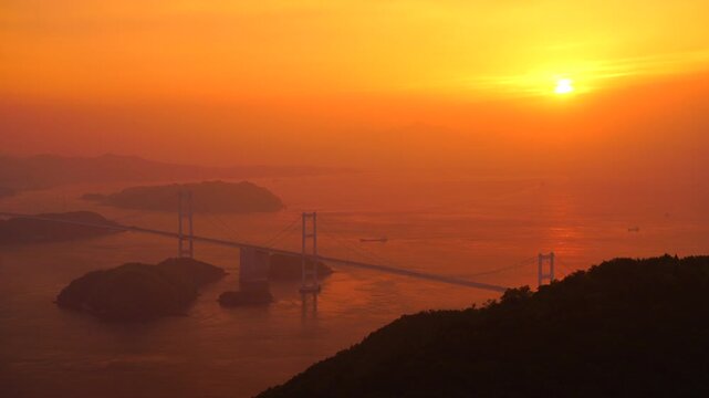 亀老山展望公園から望む来島海峡大橋と夕日