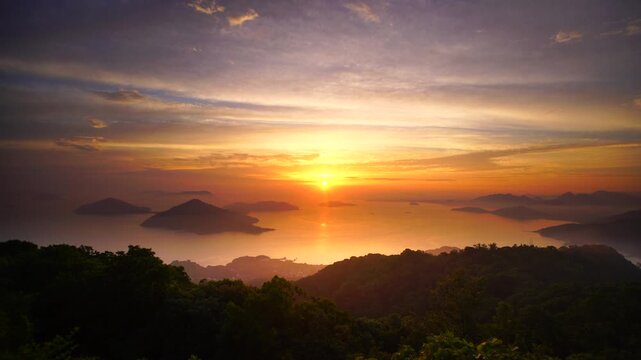 紫雲出山第一駐車場展望台から望む粟島などの島々と朝日