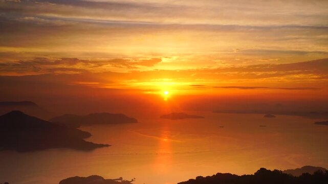 紫雲出山第一駐車場展望台から望む粟島などの島々と朝日