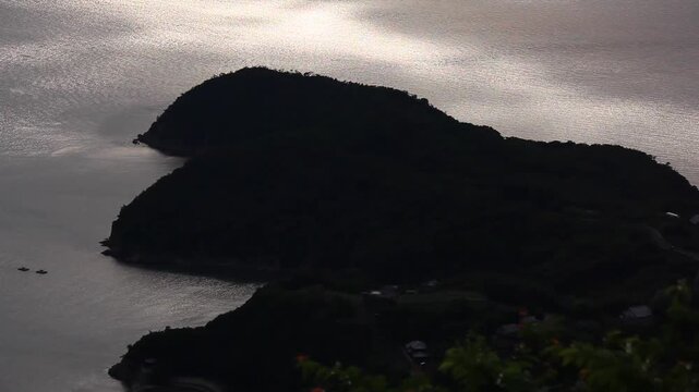 紫雲出山山頂展望台から望む夕方の輝く瀬戸内海と船