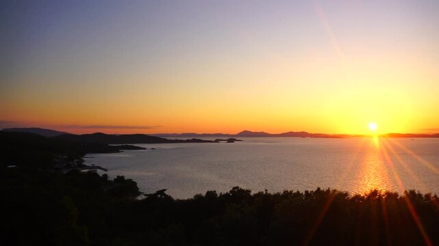夕陽ヶ丘から望む瀬戸内海とナガ崎と夕日