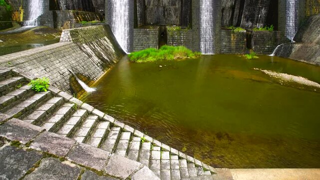 放水する豊稔池堰堤