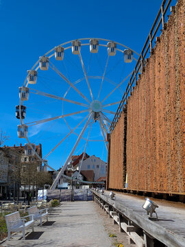 Bad Salzuflen 08.04.2026- Riesenrad in der Innenstadt von Bad Salzuflen dem lippischen Staatsbad, neben der Saline mit Schwarzdornstr&auml;uchern und Sole
