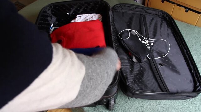 Hacer la maleta, preparar equipaje y empacar ropa en viaje con lista de viaje y tachar bol&iacute;grafo