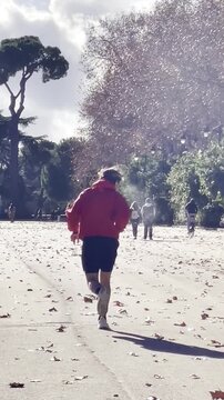 Runner corriendo en ejercicio aer&oacute;bico y footing cardiovascular en carrera al aire libre
