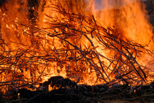 Detailansichten eines lodernden Feuer,Osterfeuer