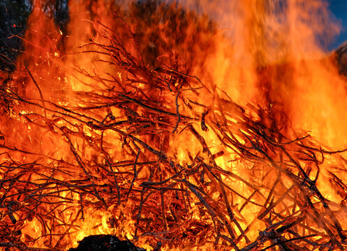Detailansichten eines lodernden Feuer,Osterfeuer