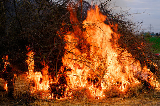 Detailansichten eines lodernden Feuer,Osterfeuer