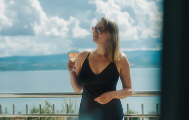 Obraz premium Woman drinking refreshing cocktail on summer vacation.