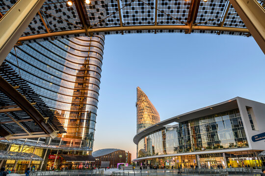 Milano piazza Gae Aulenti Porta Nuova Garibaldi grattacieli di sera