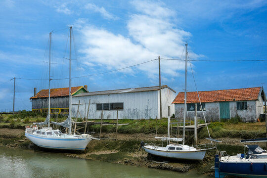 cabanes ostr&eacute;icoles sur le chenal de La Tremblade 