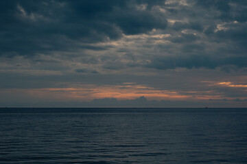Obraz premium Dramatic Cloudy Sky Over Ocean At Dusk