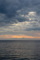 Obraz premium Ocean and Cloudy Sky at Dusk
