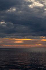 Fototapeta premium Dramatic Sunset Over the Ocean
