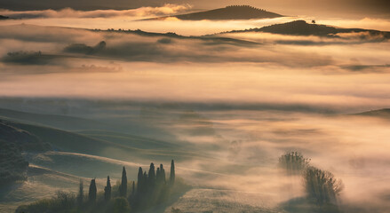 Obraz premium Morning fog covering Val d'Orcia hills at sunrise, Italy.